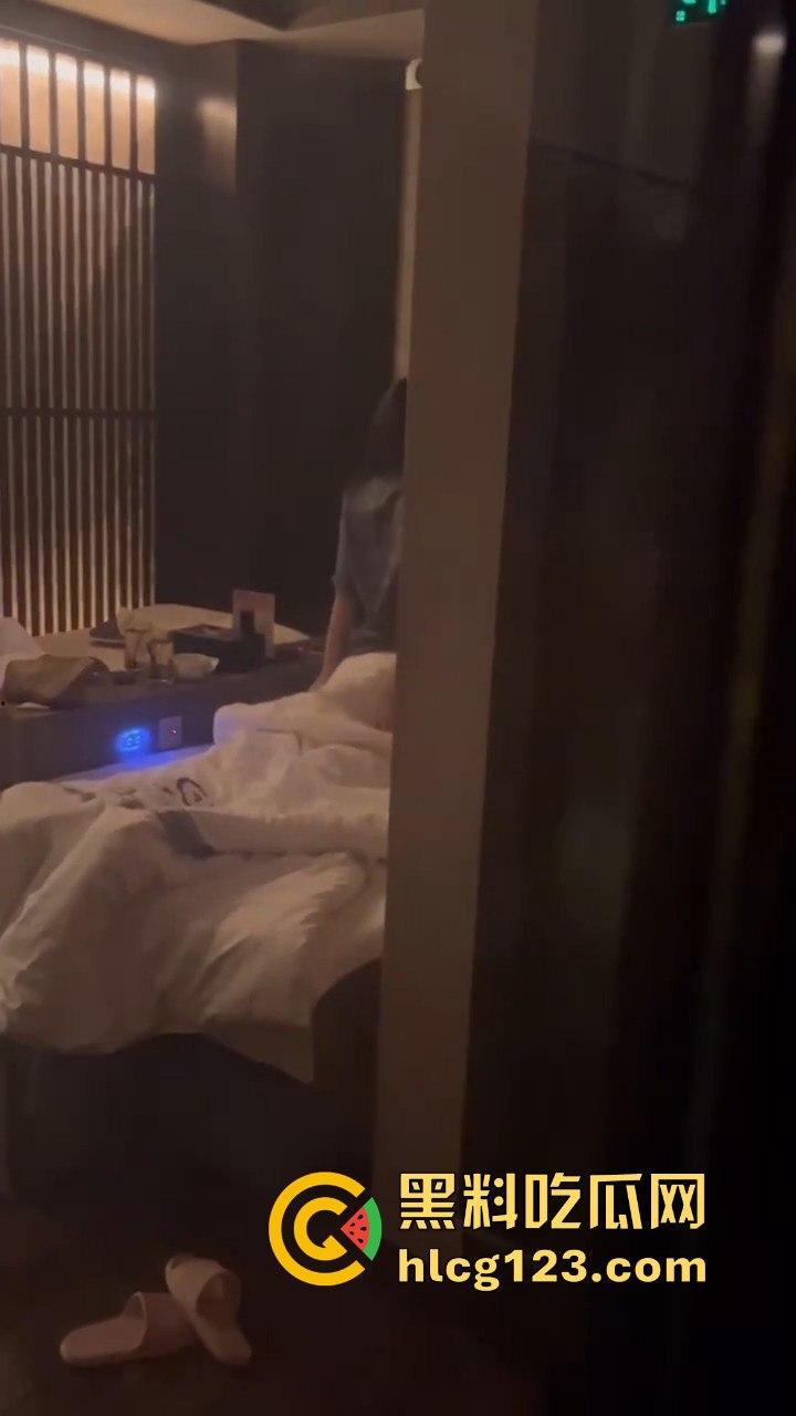 蒸桑拿撞上活春宫!男女房间激情大战,吃瓜群众直接摇人围观,险些被当场抓包!