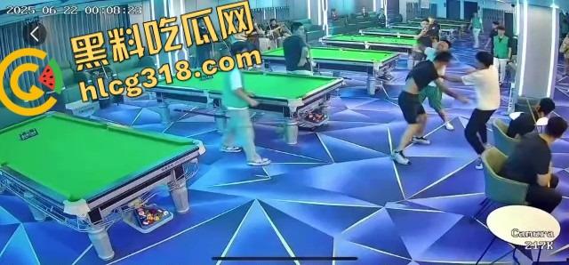 球杆打断还在踹，台球厅狠人拎命干架，倒地哥被打得脸变形连亲妈都快认不出来了！