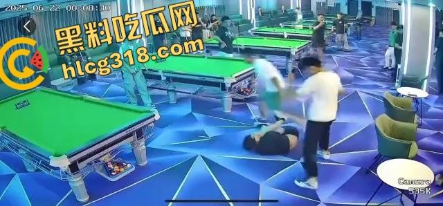 球杆打断还在踹,台球厅狠人拎命干架,倒地哥被打得脸变形连亲妈都快认不出来了!