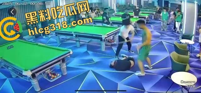 球杆打断还在踹,台球厅狠人拎命干架,倒地哥被打得脸变形连亲妈都快认不出来了!