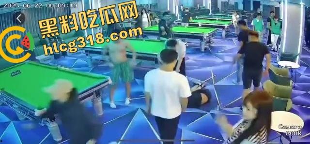 球杆打断还在踹,台球厅狠人拎命干架,倒地哥被打得脸变形连亲妈都快认不出来了!