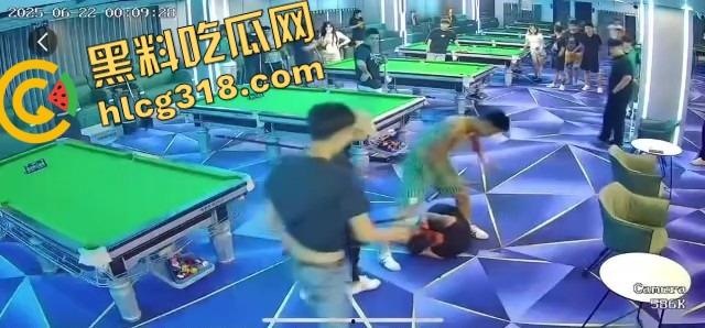 球杆打断还在踹,台球厅狠人拎命干架,倒地哥被打得脸变形连亲妈都快认不出来了!