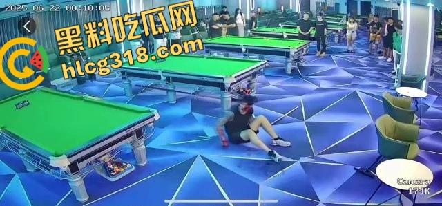 球杆打断还在踹,台球厅狠人拎命干架,倒地哥被打得脸变形连亲妈都快认不出来了!