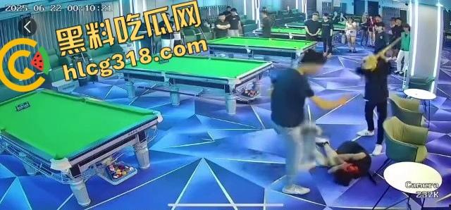 球杆打断还在踹,台球厅狠人拎命干架,倒地哥被打得脸变形连亲妈都快认不出来了!