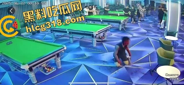 球杆打断还在踹,台球厅狠人拎命干架,倒地哥被打得脸变形连亲妈都快认不出来了!