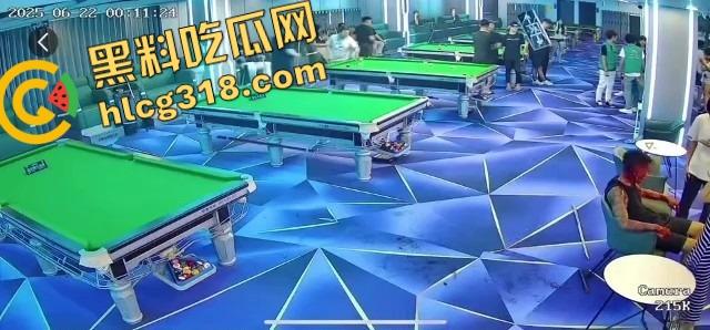 球杆打断还在踹,台球厅狠人拎命干架,倒地哥被打得脸变形连亲妈都快认不出来了!