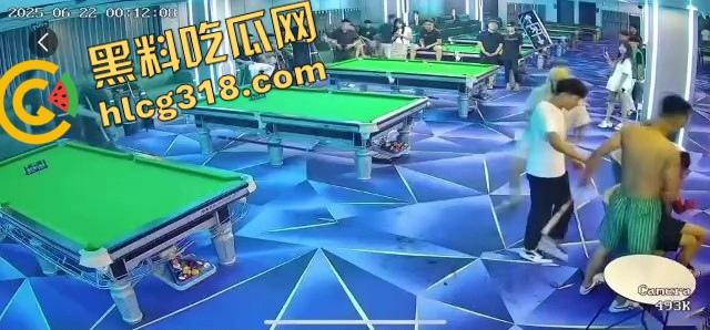 球杆打断还在踹,台球厅狠人拎命干架,倒地哥被打得脸变形连亲妈都快认不出来了!