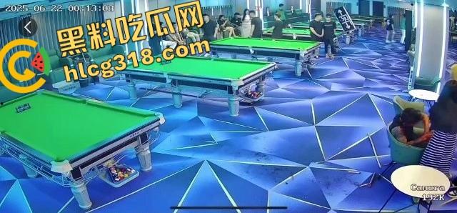 球杆打断还在踹,台球厅狠人拎命干架,倒地哥被打得脸变形连亲妈都快认不出来了!