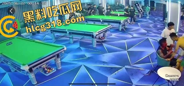 球杆打断还在踹,台球厅狠人拎命干架,倒地哥被打得脸变形连亲妈都快认不出来了!