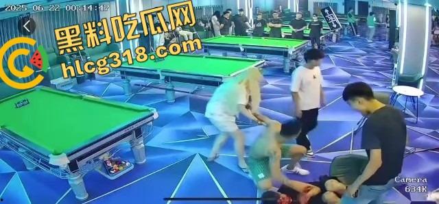 球杆打断还在踹,台球厅狠人拎命干架,倒地哥被打得脸变形连亲妈都快认不出来了!