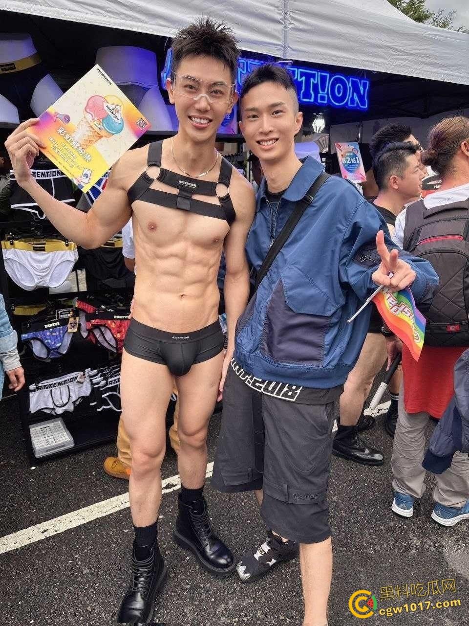 台北同志游行奇葩标语,性取向AI双性恋 ,和AI算命说我是双性恋 ,让奇想在街头绽放,世界为之惊艳!