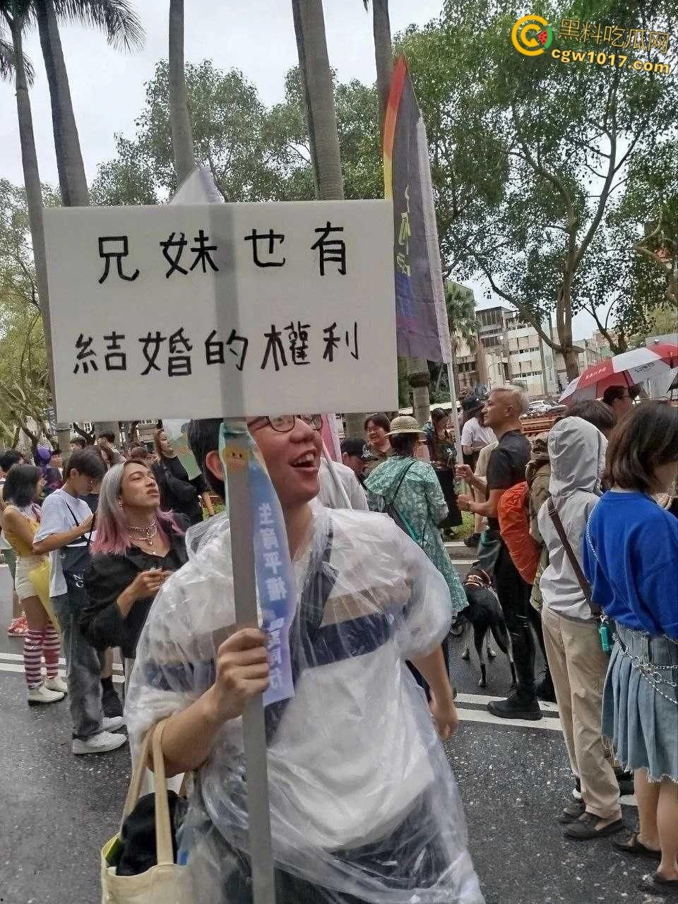 台北同志游行奇葩标语,性取向AI双性恋 ,和AI算命说我是双性恋 ,让奇想在街头绽放,世界为之惊艳!