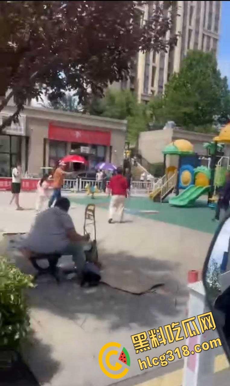 公园小伙子和大爷之间的激战,小伙打不到大爷直接躺地上,大爷一挑三打趴小伙引全场狂笑 !
