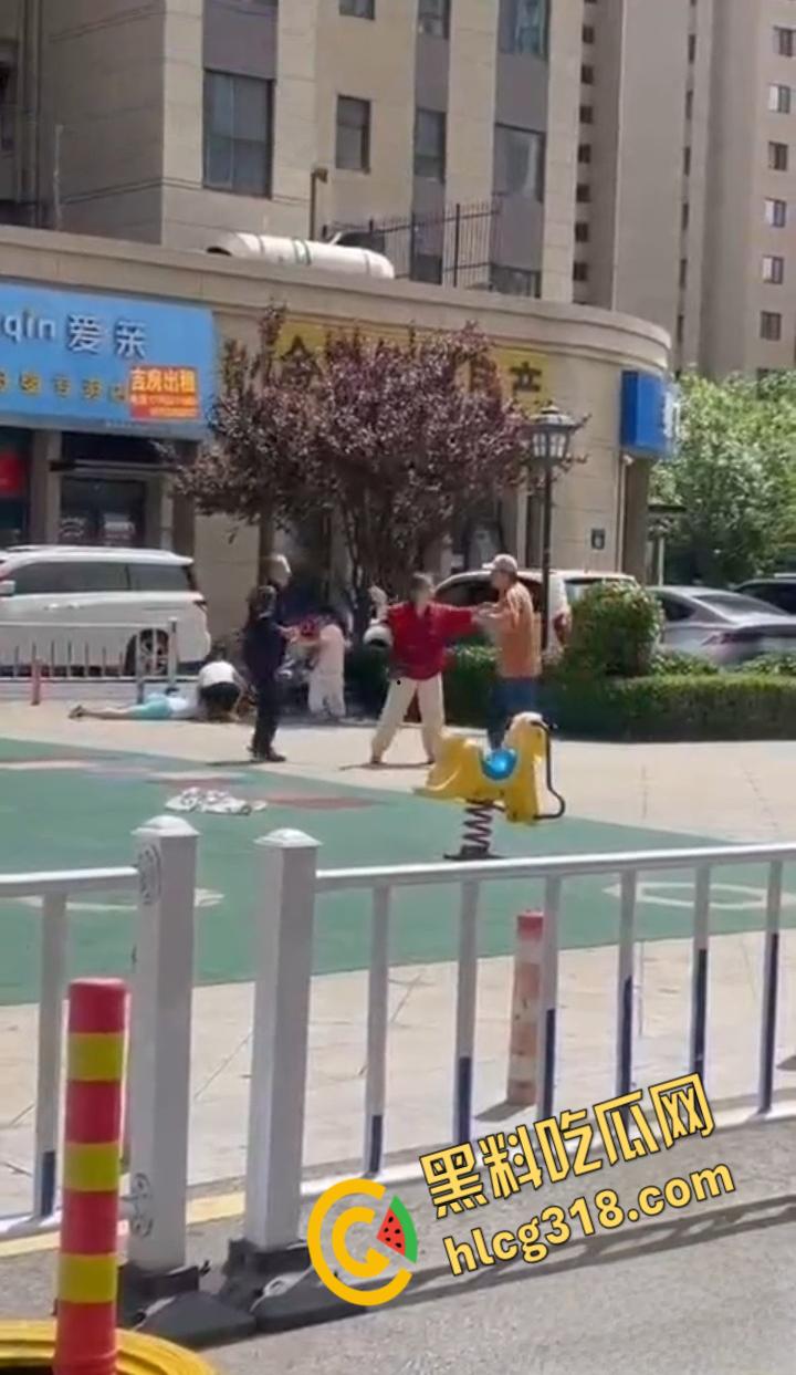 公园小伙子和大爷之间的激战,小伙打不到大爷直接躺地上,大爷一挑三打趴小伙引全场狂笑 !