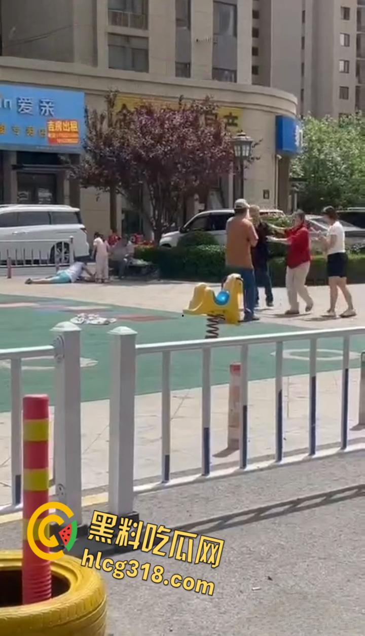 公园小伙子和大爷之间的激战,小伙打不到大爷直接躺地上,大爷一挑三打趴小伙引全场狂笑 !