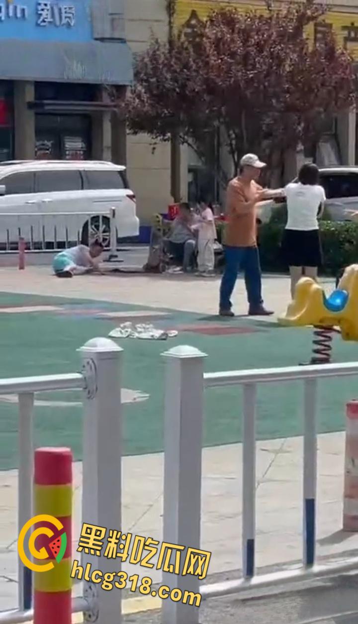 公园小伙子和大爷之间的激战,小伙打不到大爷直接躺地上,大爷一挑三打趴小伙引全场狂笑 !