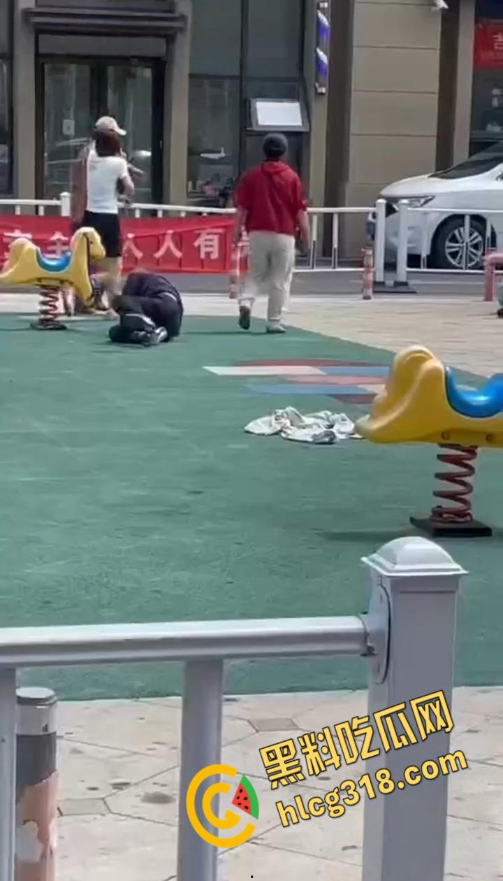 公园小伙子和大爷之间的激战,小伙打不到大爷直接躺地上,大爷一挑三打趴小伙引全场狂笑 !