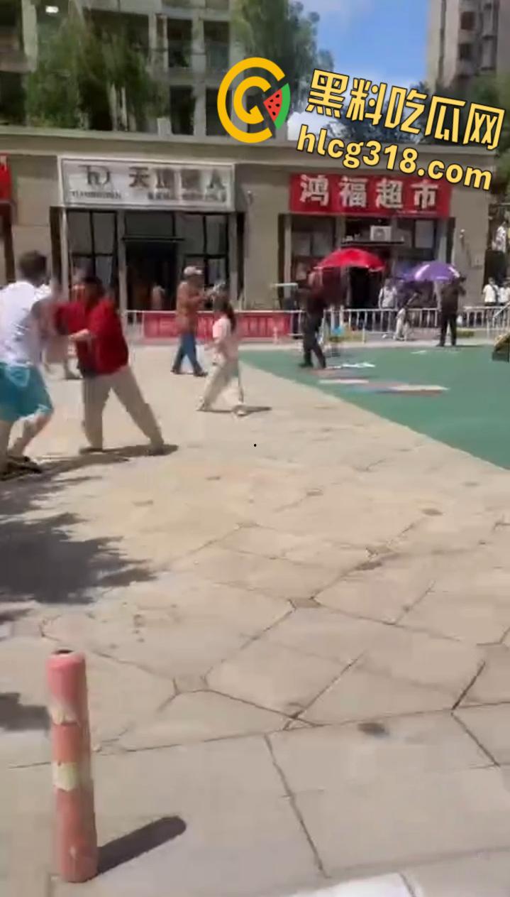 公园小伙子和大爷之间的激战,小伙打不到大爷直接躺地上,大爷一挑三打趴小伙引全场狂笑 !