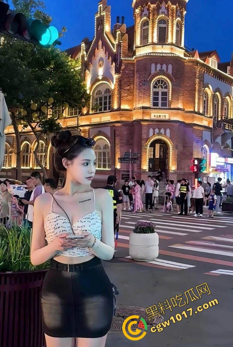 汕头网红【余微娜】沦为富二代母狗:露脸舔棒狂野放浪,多姿势爆操声响彻房间,视频泄密惹人眼球!