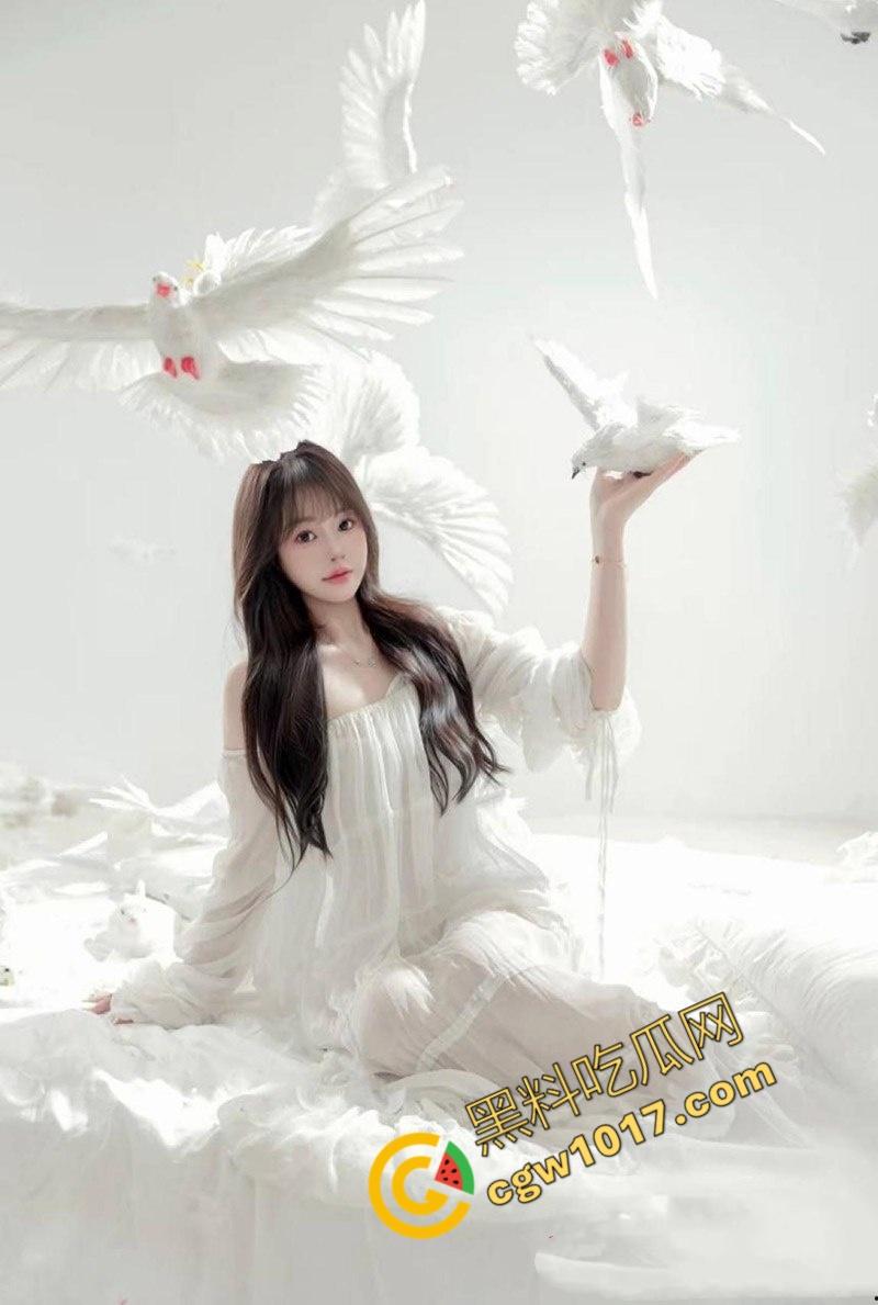 汕头网红【余微娜】沦为富二代母狗:露脸舔棒狂野放浪,多姿势爆操声响彻房间,视频泄密惹人眼球!