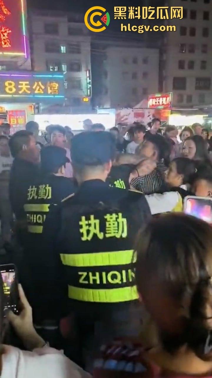 珠海渣男约会小三遭全家围堵暴打 无耻小三被扒光游街 亲爹都看不下去了！