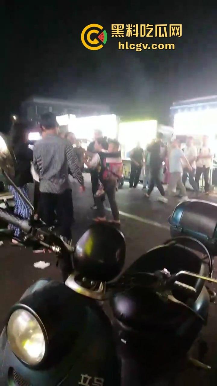 珠海渣男约会小三遭全家围堵暴打 无耻小三被扒光游街 亲爹都看不下去了!