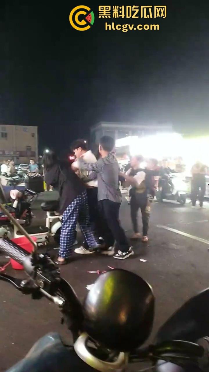 珠海渣男约会小三遭全家围堵暴打 无耻小三被扒光游街 亲爹都看不下去了!