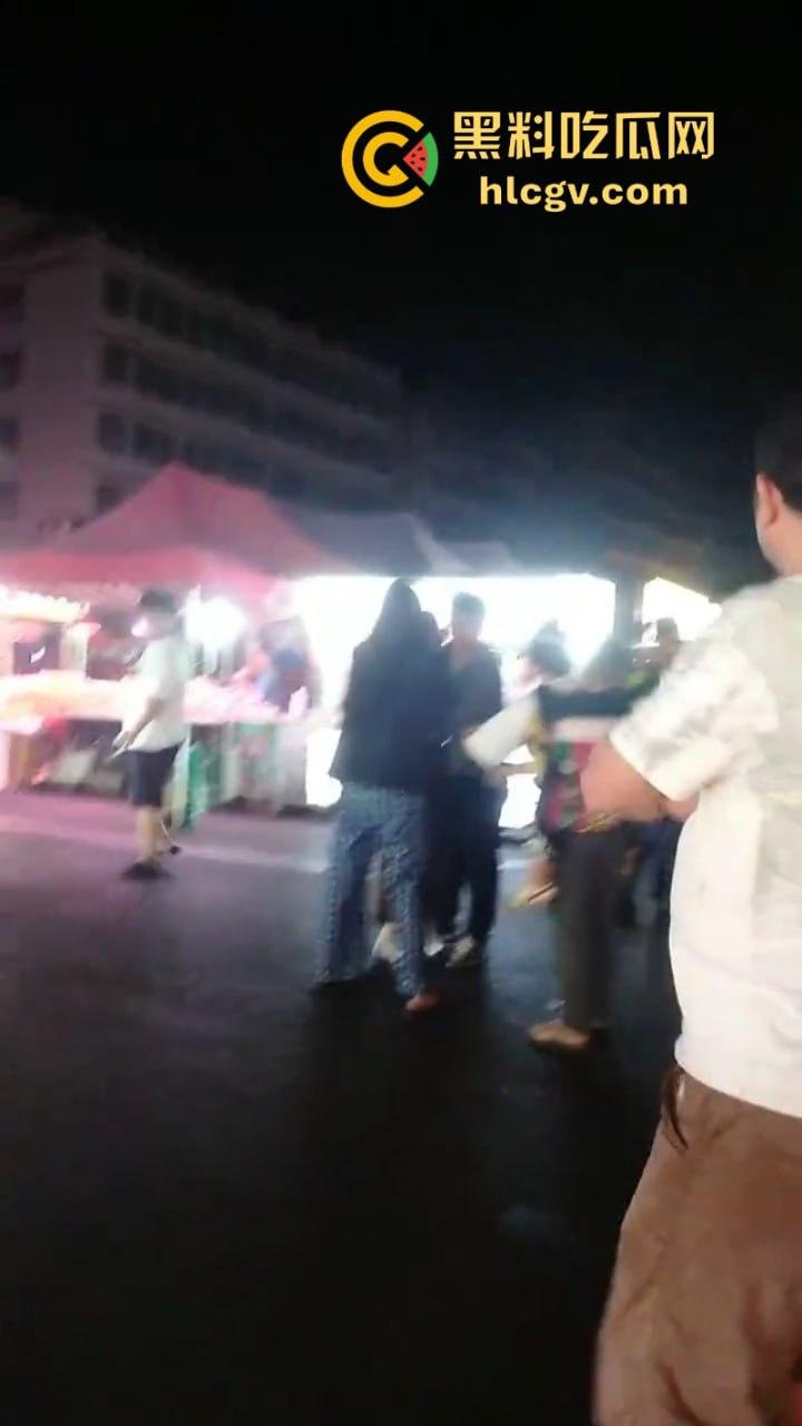 珠海渣男约会小三遭全家围堵暴打 无耻小三被扒光游街 亲爹都看不下去了!