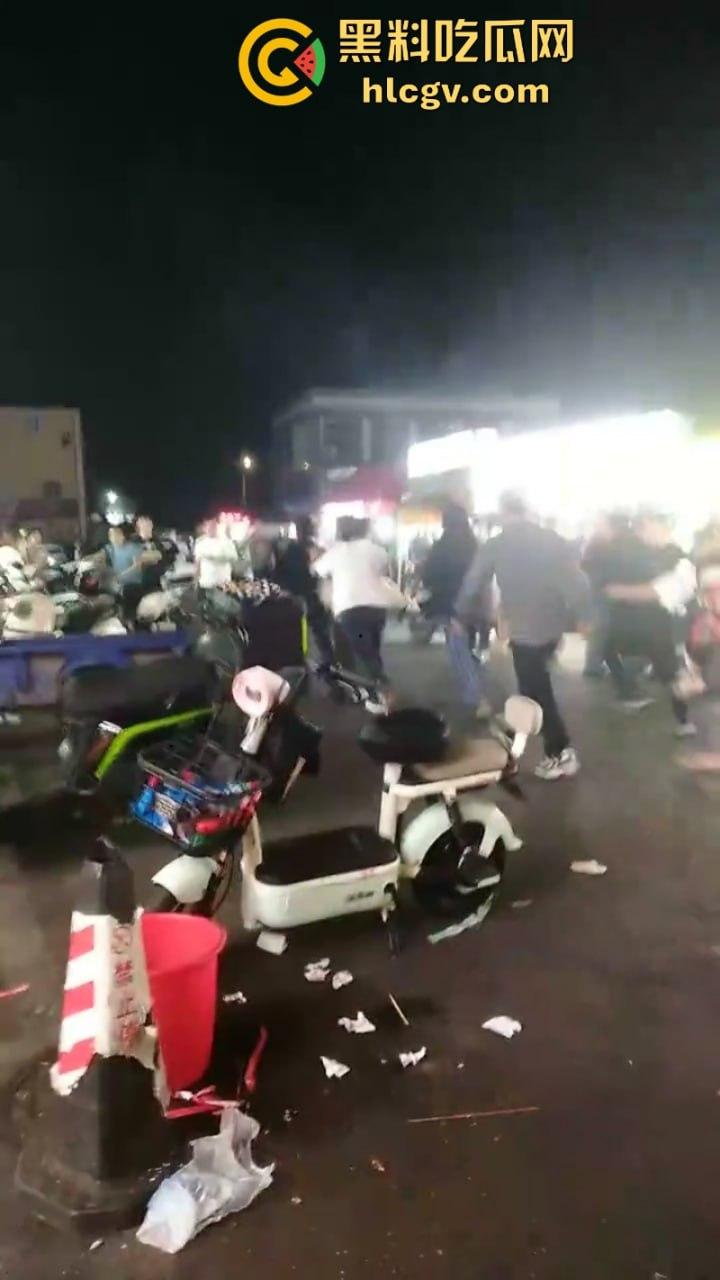 珠海渣男约会小三遭全家围堵暴打 无耻小三被扒光游街 亲爹都看不下去了!