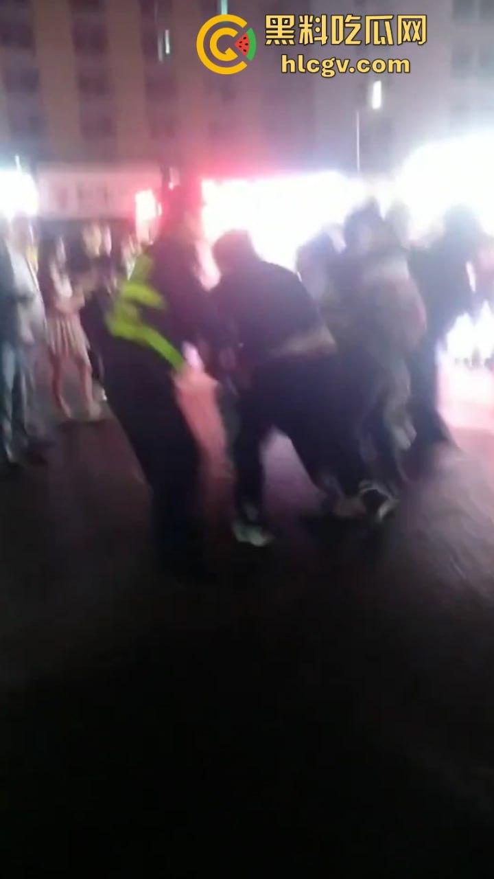 珠海渣男约会小三遭全家围堵暴打 无耻小三被扒光游街 亲爹都看不下去了!