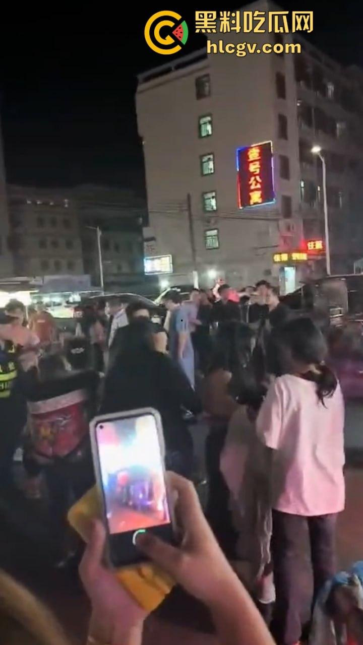 珠海渣男约会小三遭全家围堵暴打 无耻小三被扒光游街 亲爹都看不下去了!