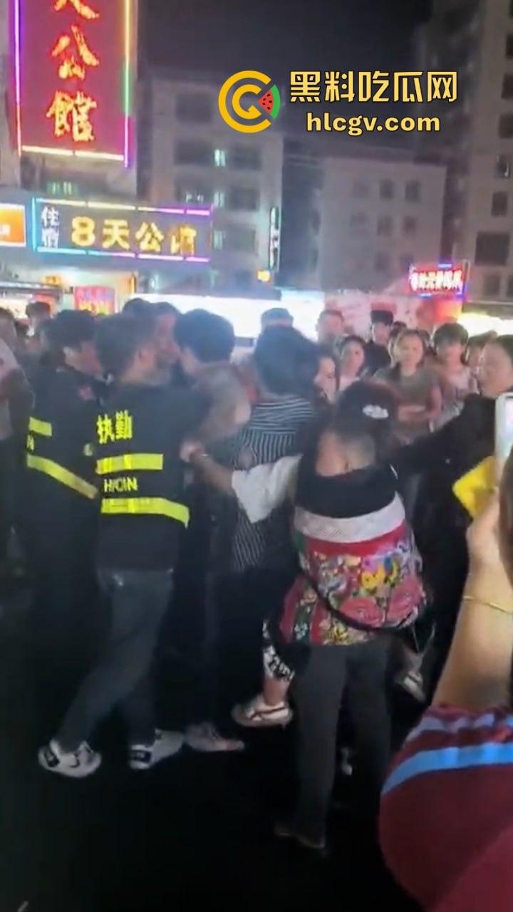 珠海渣男约会小三遭全家围堵暴打 无耻小三被扒光游街 亲爹都看不下去了!
