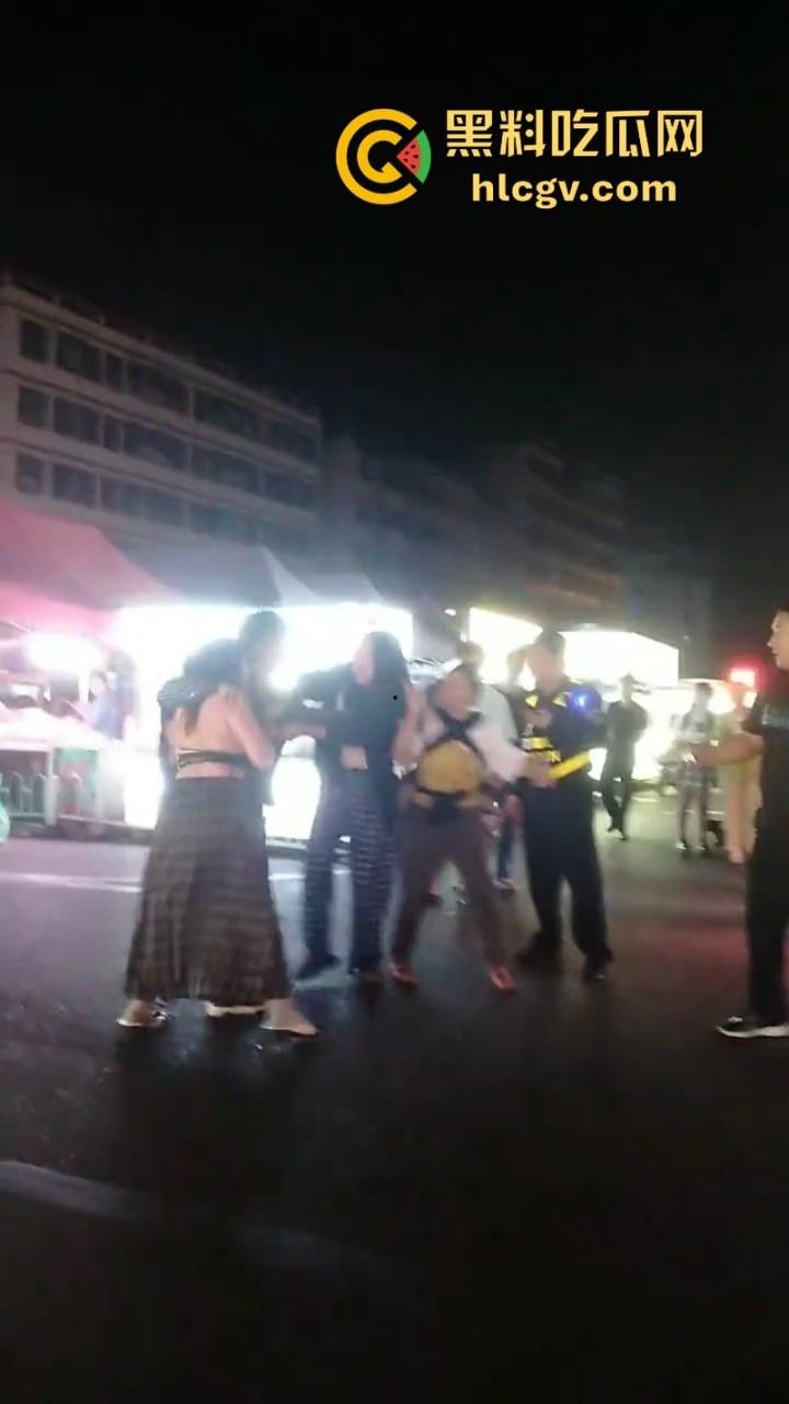 珠海渣男约会小三遭全家围堵暴打 无耻小三被扒光游街 亲爹都看不下去了!