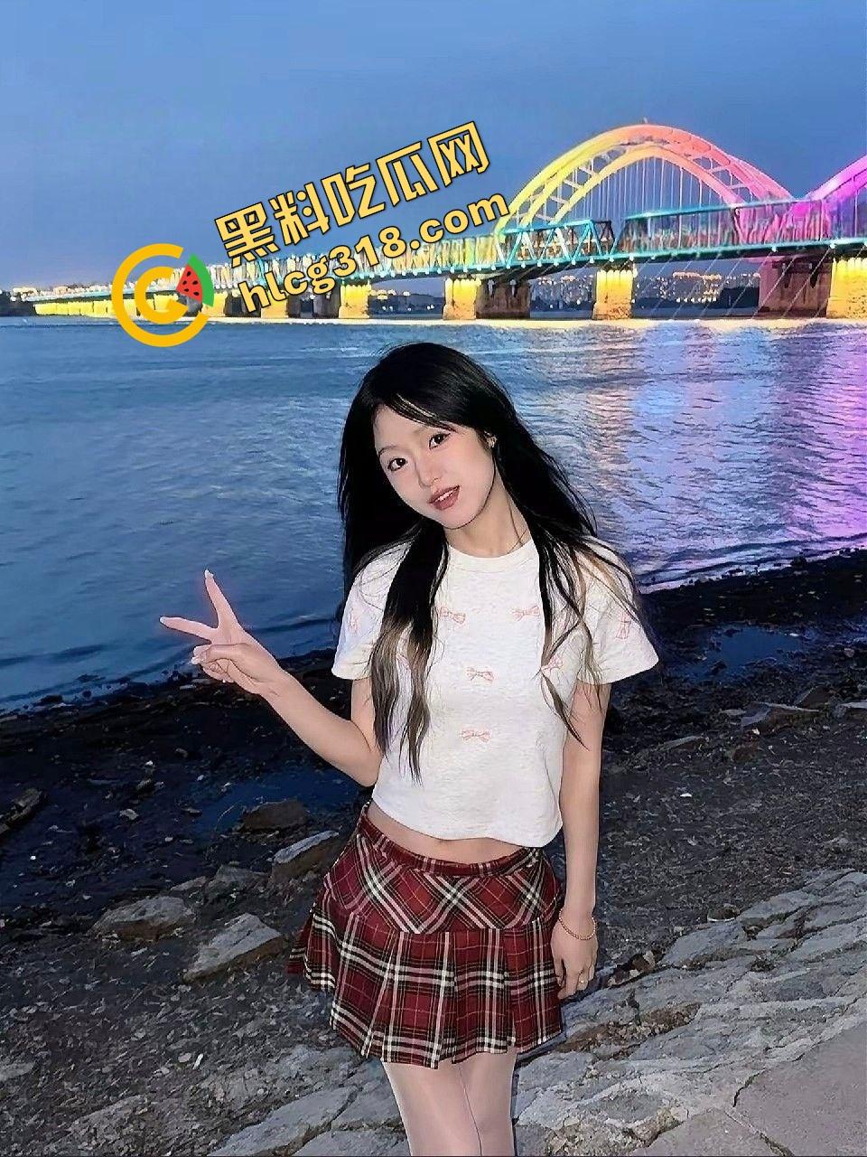 婚后六年操老婆操成亲情,隔壁浪叫勾人,逼肿喷汁操翻天还贪万人干,幻想邻居大屌内射骚货老婆!