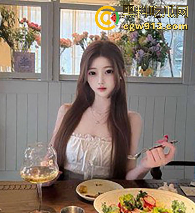 有钱人的生活好快乐啊!上海名媛【刘亚丽】,高颜值大奶长腿尤物,情趣女仆装开裆丝袜,被金主爆操视频流出!