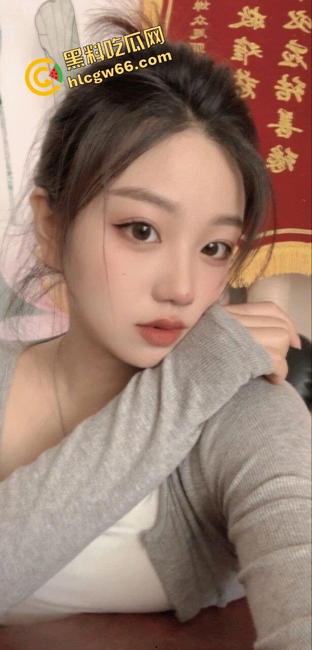 音乐老师嘴巴比喇叭还灵武汉【张小岚】楼道玩口爆,微信附近人撩到的骚货,25岁女老师夜里吞精爽出!