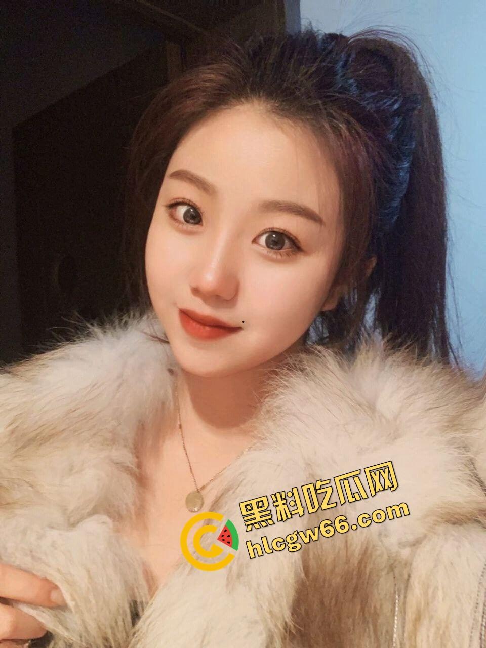 音乐老师嘴巴比喇叭还灵武汉【张小岚】楼道玩口爆,微信附近人撩到的骚货,25岁女老师夜里吞精爽出!