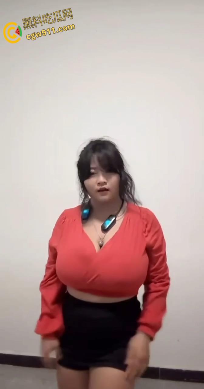 快手网红【毛毛酱】,巨乳肥臀骚舞诱惑,奶子晃得像两座山一样,这对大奶比头还大,扑上去咬一口不得爽死!