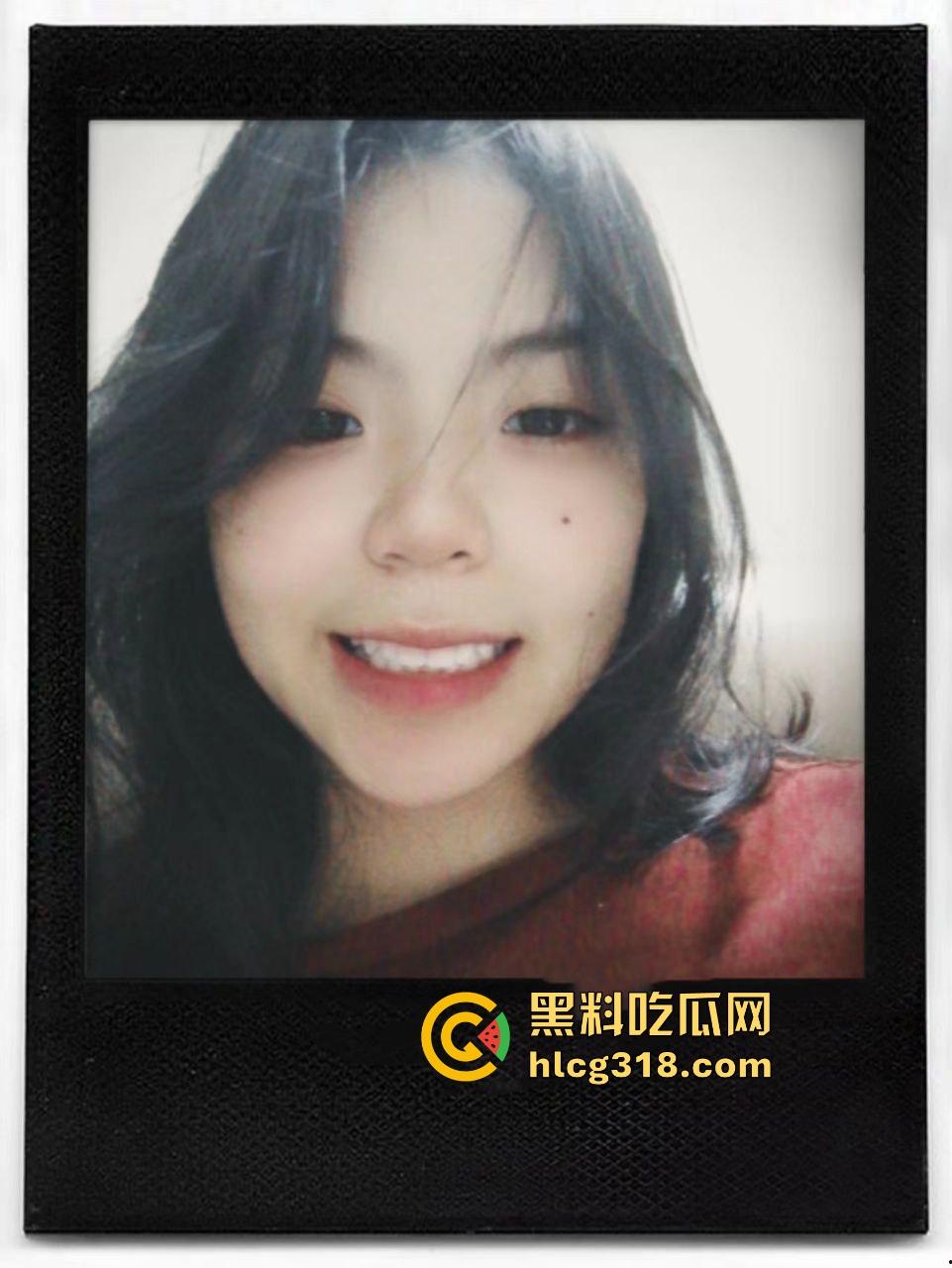 广西职业学院嫩妹【黄语莹】自慰视频曝光！清纯学妹化身欲望女王，手指轻舞抚摸敏感地带，令人欲罢不能！