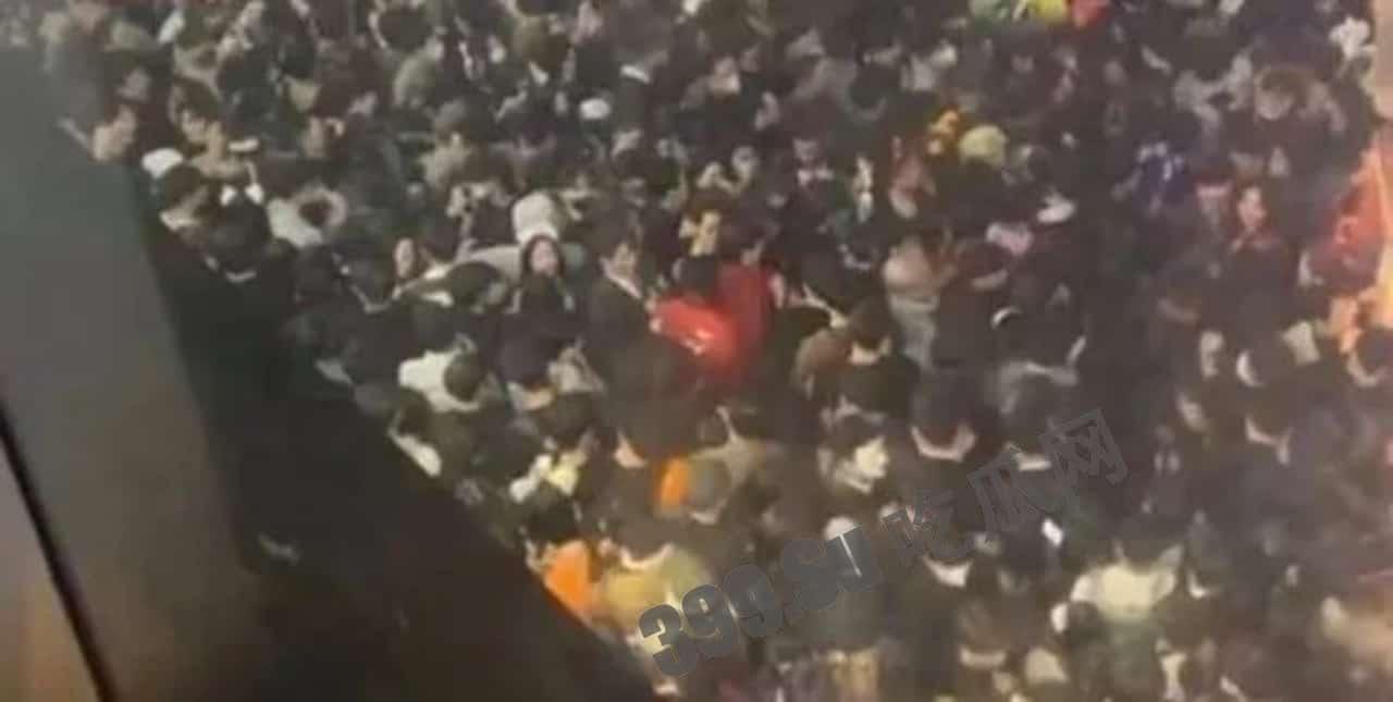 突发踩踏!当地时间19日,也门首都萨那慈善物资发放活动期间发生踩踏事件,造成至少80人死亡、220人受伤