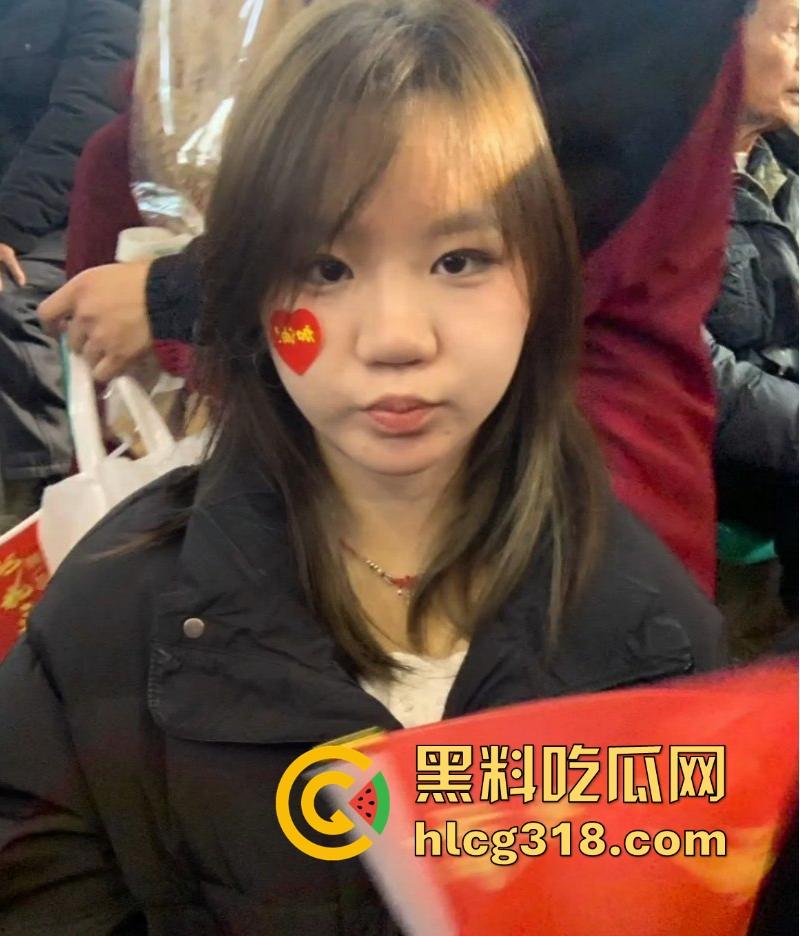 陕西商洛清纯反差大一学妹【李睿莹】网调视频曝光，微胖母狗假期在家发情，浑身写满下贱铭文。