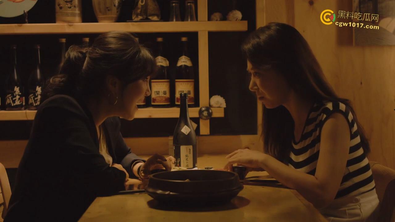 韩国三级伦理《年轻的姐夫 》,从小被领养的妹妹偷窥姐姐做爱,翘臀瑜伽勾引姐夫,娇小美乳身材被疯狂打桩!