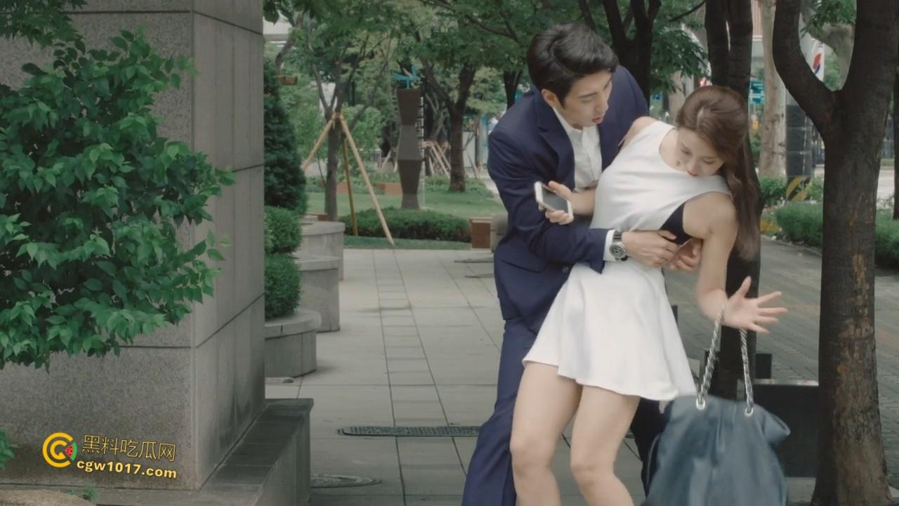 韩国三级伦理《年轻的姐夫 》,从小被领养的妹妹偷窥姐姐做爱,翘臀瑜伽勾引姐夫,娇小美乳身材被疯狂打桩!