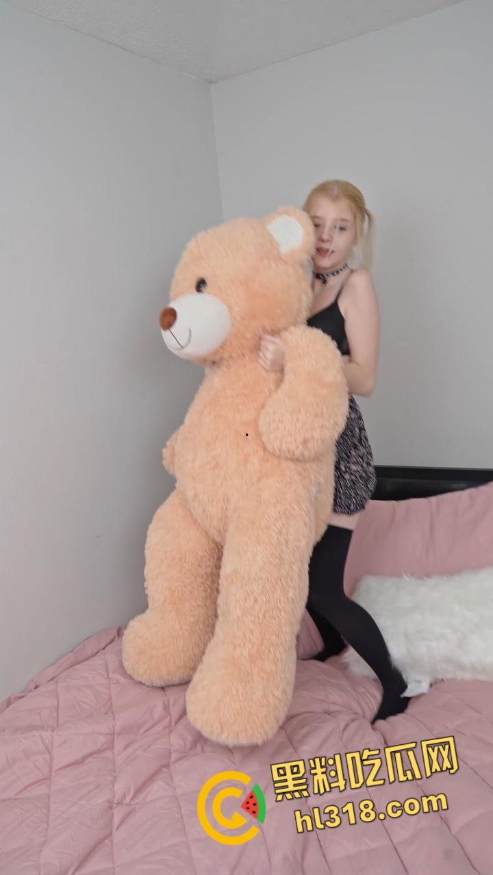 onlyfans大屌男神【Apollostone】，钟爱各种十八九岁的妹子，约会嫩妹萝莉出镜，这欧美女孩真是又嫩又性感啊 !