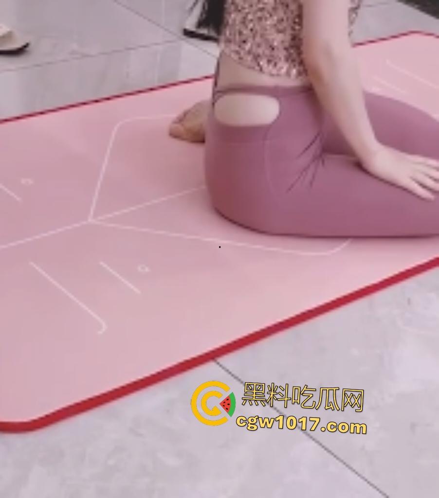 嫂子穿瑜伽裤勾引小叔子,争论性爱姿势后直接开干,家中狂野实验后入式,骚逼猛夹鸡巴,逼得射满肚子!