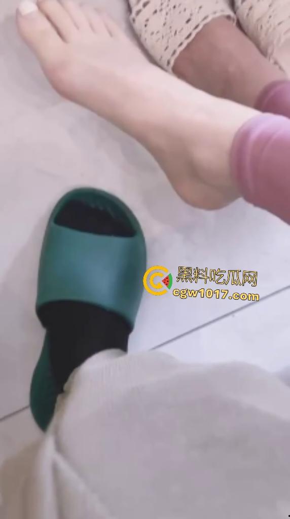 嫂子穿瑜伽裤勾引小叔子,争论性爱姿势后直接开干,家中狂野实验后入式,骚逼猛夹鸡巴,逼得射满肚子!