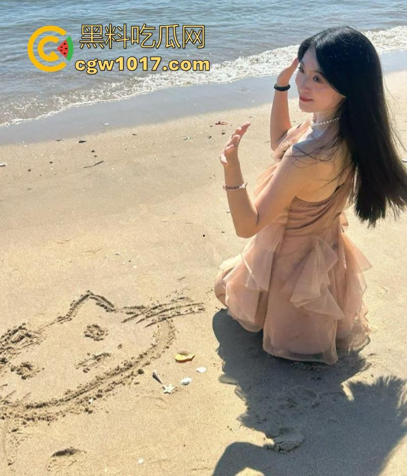 海南极品英语老师【刘玉瑶】跟男友性爱视频曝光，课后做爱释放欲望，狂扣肥逼抱起猛操，啪啪声回荡室内，端庄女教师私下野性十足！