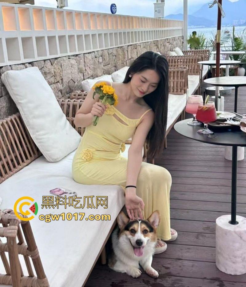 海南极品英语老师【刘玉瑶】跟男友性爱视频曝光,课后做爱释放欲望,狂扣肥逼抱起猛操,啪啪声回荡室内,端庄女教师私下野性十足!