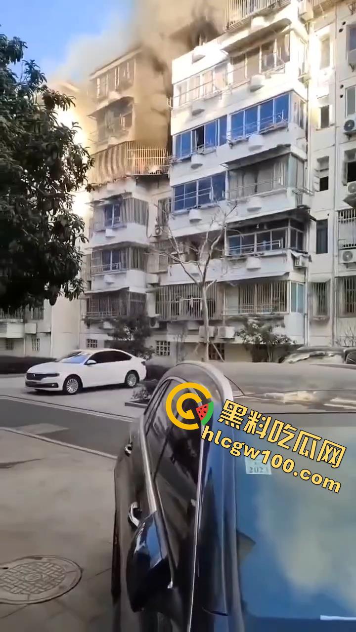 天塌了!南太湖突发噩梦级火灾!某小区瞬间变 “火场”,一死一伤,火光浓烟惊煞众人