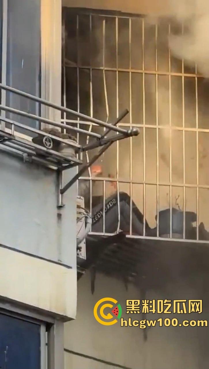 天塌了!南太湖突发噩梦级火灾!某小区瞬间变 “火场”,一死一伤,火光浓烟惊煞众人